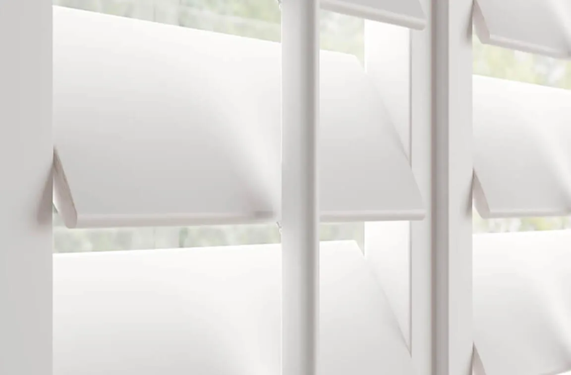 TSSUS_31_Luxe_Wood_76mm_Slats_Vivid_White_Moona_Central.webp