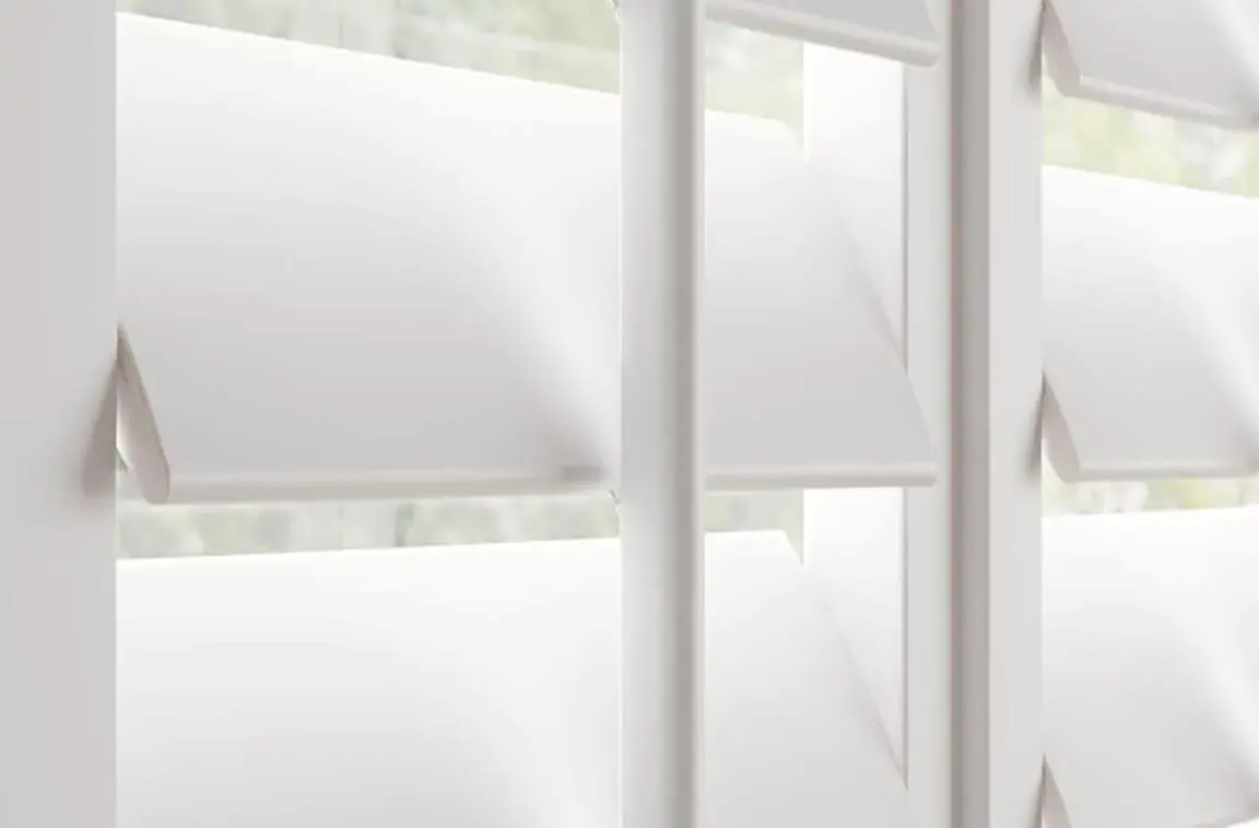 TSSUS_31_Luxe_Wood_76mm_Slats_Vivid_White_Moona_Central.webp