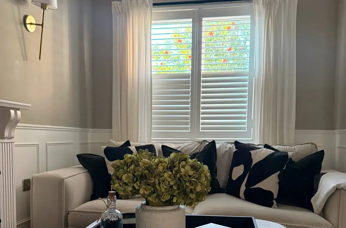 TSSUS_39_@homepoppylane_full height_snow white_faux wood shutters_64mmslat_hidden tilt rod.webp